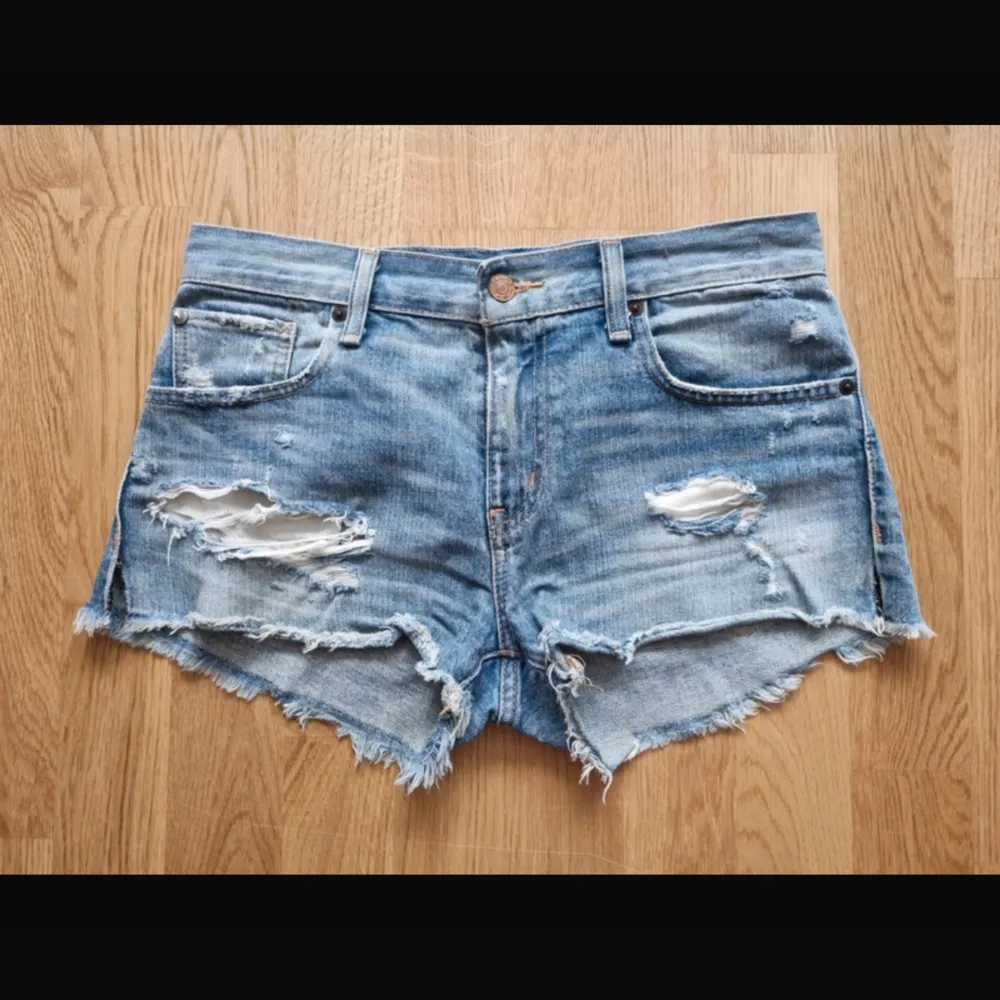 jättefina vintage jeans shorts ifrån ralph lauren💝 säljes pågrund av att dom är för stora. Storlek 26 passar xs- s   kan diskutera pris. Shorts.