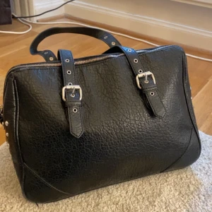 Super cool väska  - Super cool unik väska! Använd ett fåtal gånger och i hyfsat bra skick. Stor och rymlig. 200kr+frakt. Skriv privat för fler frågor och bilder.🥰