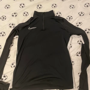 Nike Dri-fit tröja  - Säljer en Nike dri-fit tröja som är tyvärr för liten för mig, väldigt bra skick 8/10, storleken är M men passar även S