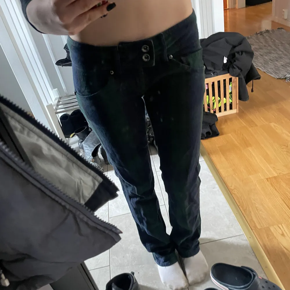 Jätte snygga lågmidjade jeans, inte skinny jeans men mer raka bara, sitter jätte snyggt!🫶🏻 jag är 162 cm och de är lite för långa för mig, bra skick💗. Jeans & Byxor.