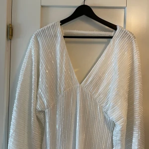 Jättefin paljettklänning från BikBok  - Jättefin paljettklänning från BikBok. Perfekt till studenten att ha på mottagningen!! Storlek S