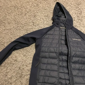 Peak performance cardigan  - Använd 1 gång skick 10/10  Nypris 2499kr 