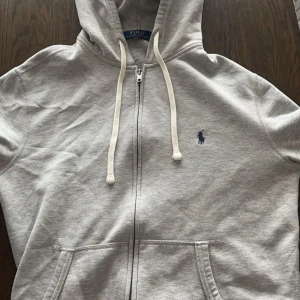 Ralph lauren hoodie - Säljer tröjan då den har blivit för liten, skick 9/10. Priset kan diskuteras vid snabb affär, pm för fler frågor.