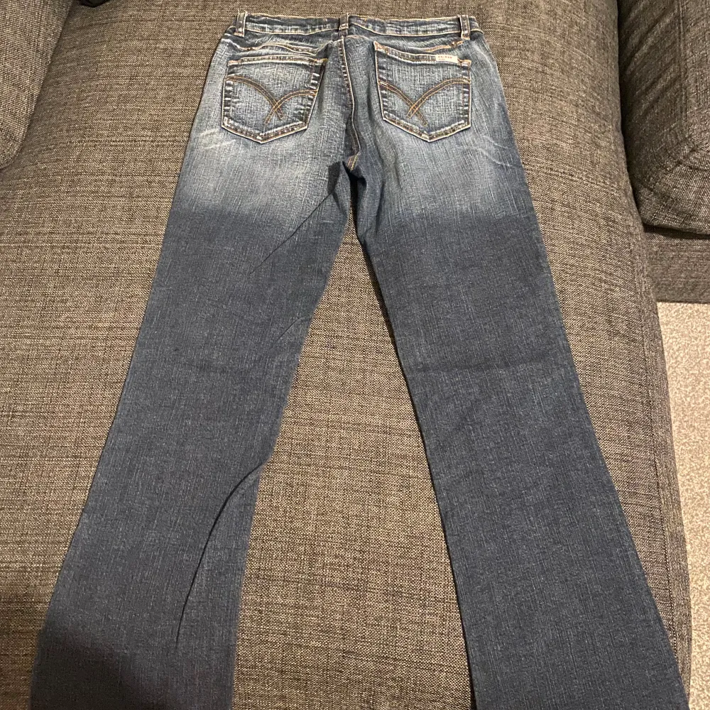 Dessa lågmidjade säljs i storlek S(36). De är långa, vilket är därför jag säljer de, jag är 161cm lång och de släpar på mig. För mer info och bilder skriv.. Jeans & Byxor.