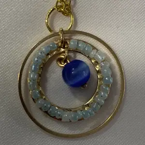 Elegant blue moon halsband. Handgjort. Kedjan är 42cm i längd och är godkönd av EU's regler för metaller i smycke tillverkning. Hängen är 3x3cm. 