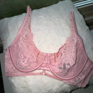 Hunkemöller bh spets och band - Endast använd 1 gång då storleken blev fel. Inga tecken på användning, som ny. Supersöt med fina band & snörningar. 70C, frakt: 18kr 