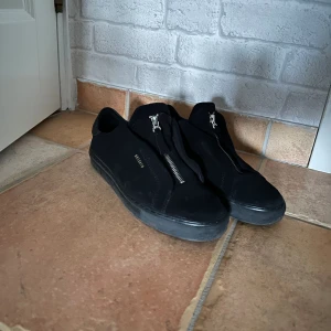 Arigatos med zip - Säljer mina svarta arigatos, då jag har tröttnat på dem och använder inte dem. Passar jättebra till dig som letar efter ett par clean skor som funkar året om❗️