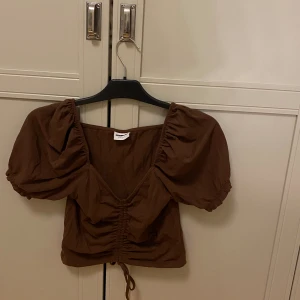 Topp - Väldigt fin brun topp! Använd fåtal gånger. Den har puffärmar, med knyte i midjan/bystet🤎.