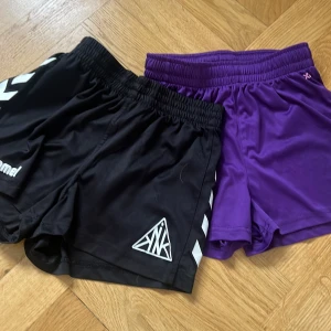 Tränings shorts  - Säljer dessa tränings shorts. Köp båda för 50kr. Annars styck pris ⬆️
