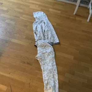 Vit nike tech fleece - Säljer min nike tech för att jag har tröttnat på den. Byxorna är storlek L och jackan är storlek M byxan passar på M. Jackan har en klorfläck på insidan av fickan. Plockas upp någon stans i blåa linjen.