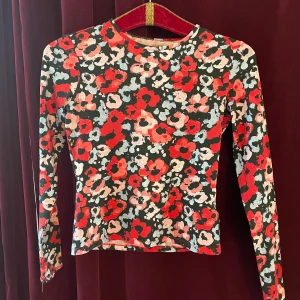 Blommig långärmad tröja stl S  - Rödblommig långärmad tröja från monki. Fint skick 