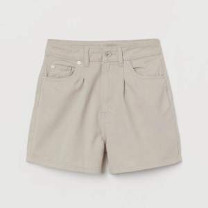 Ett par ljusa beige/grå shorts från H&M🤍🤍 Vid midjan är dem 36cm, men funkar också som 38cm. Vid längden är dem ungefär 37cm.  Slutsåld på hemsidan.  Dem är i gott skick 🫶