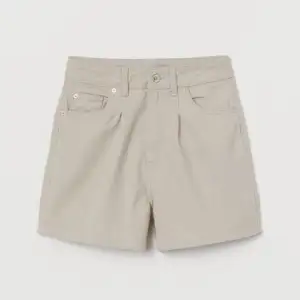 Ett par ljusa beige/grå shorts från H&M🤍🤍 Vid midjan är dem 36cm, men funkar också som 38cm. Vid längden är dem ungefär 37cm.  Slutsåld på hemsidan.  Dem är i gott skick 🫶