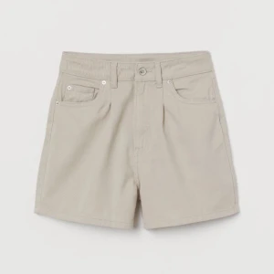 Jeans shorts, ljus grå/beige, H&M - Ett par ljusa beige/grå shorts från H&M🤍🤍 Vid midjan är dem 36cm, men funkar också som 38cm. Vid längden är dem ungefär 37cm.  Slutsåld på hemsidan.  Dem är i gott skick 🫶