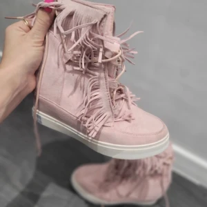 Rosa skor med fransar - Ursöta skor till sommaren