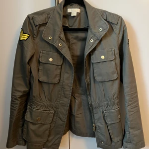 Vår/sommar jacka - Grön jeansjacka från H&M. Används inte därav säljer jag vidare😊