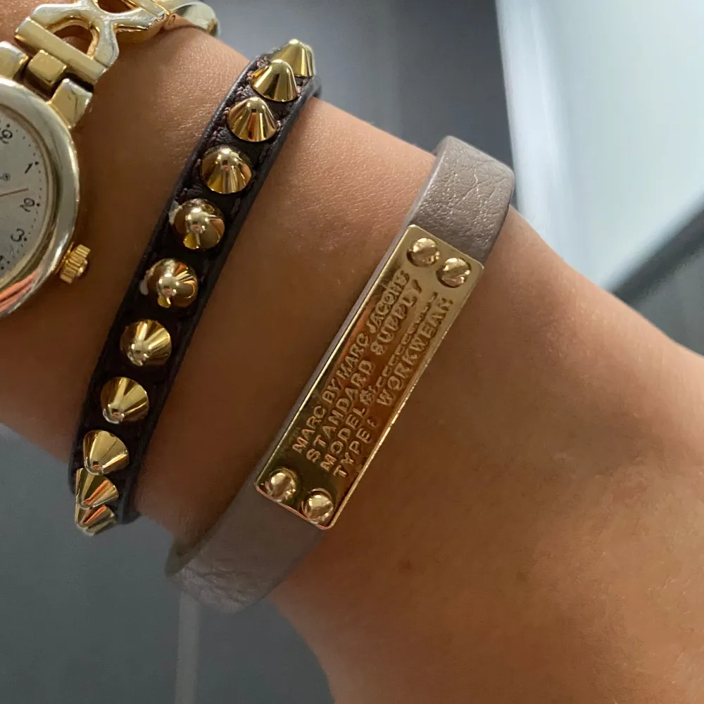 Säljer detta så fina armband från marc jacobs med guld detaljer❤️‍🔥 Tryck inte på köp nu :)). Accessoarer.