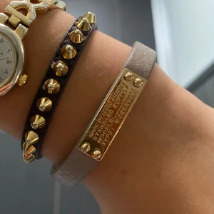 Marc Jacobs armband - Säljer detta så fina armband från marc jacobs med guld detaljer❤️‍🔥 Tryck inte på köp nu :))