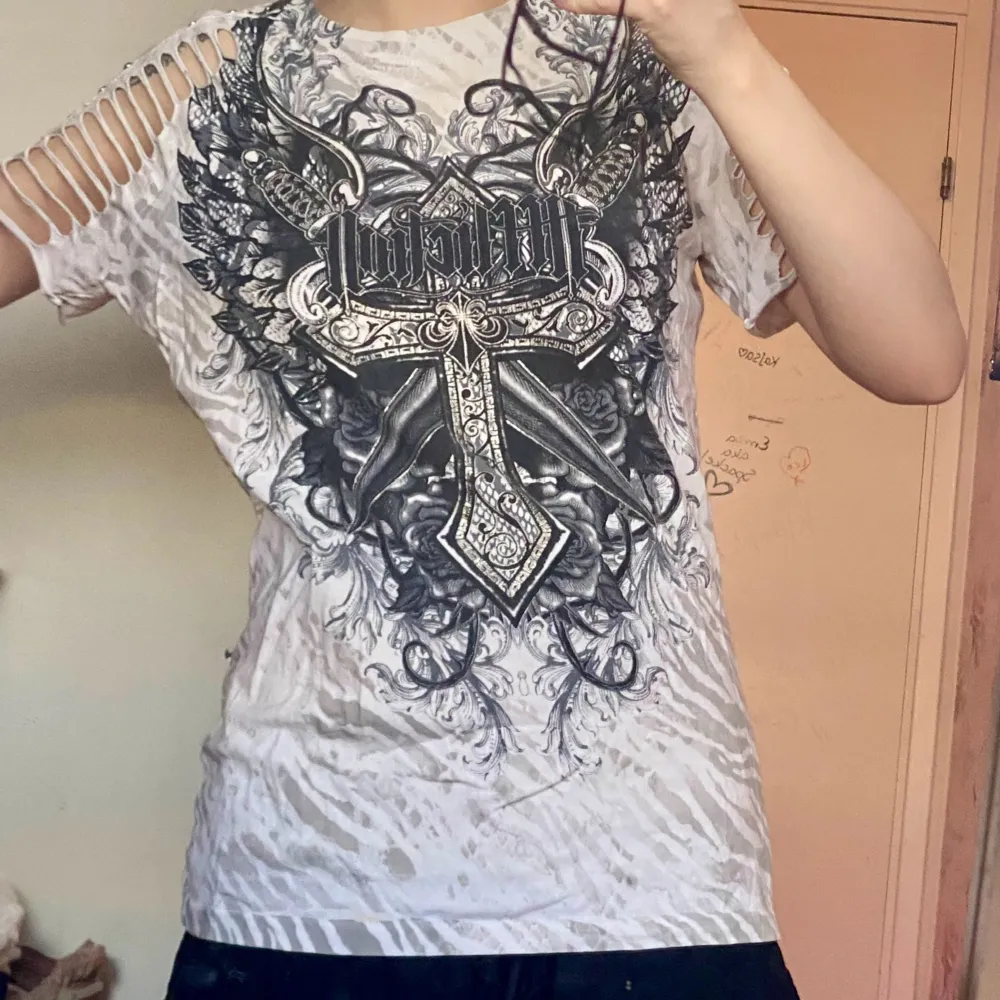 Riktigt cool affliction tröja köpt från usa, den har många detaljer och rhinestones <3 Passar både kvinna och man. T-shirts.