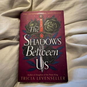 The shadows between us - Bok på engelska som är läst två gånger. Bokryggen är lite bruten samt att den är lite uppnött längst ned (se bild 3 & 4), därav priset💕