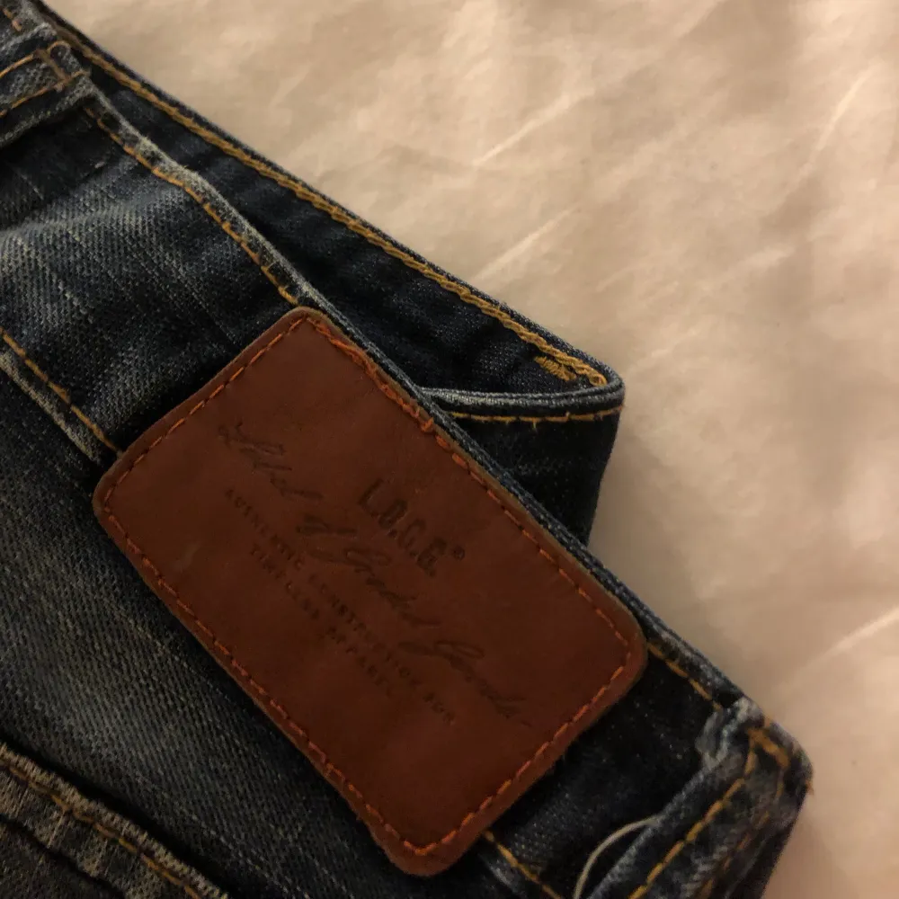 Säljer dessa super coola jeans i storlek 27W. Har tyvärr ingen aning vart dom är ifrån se bild för märket. Lite skavanker nertill på jeansen ( Se bild ) priset går att diskutera! . Jeans & Byxor.
