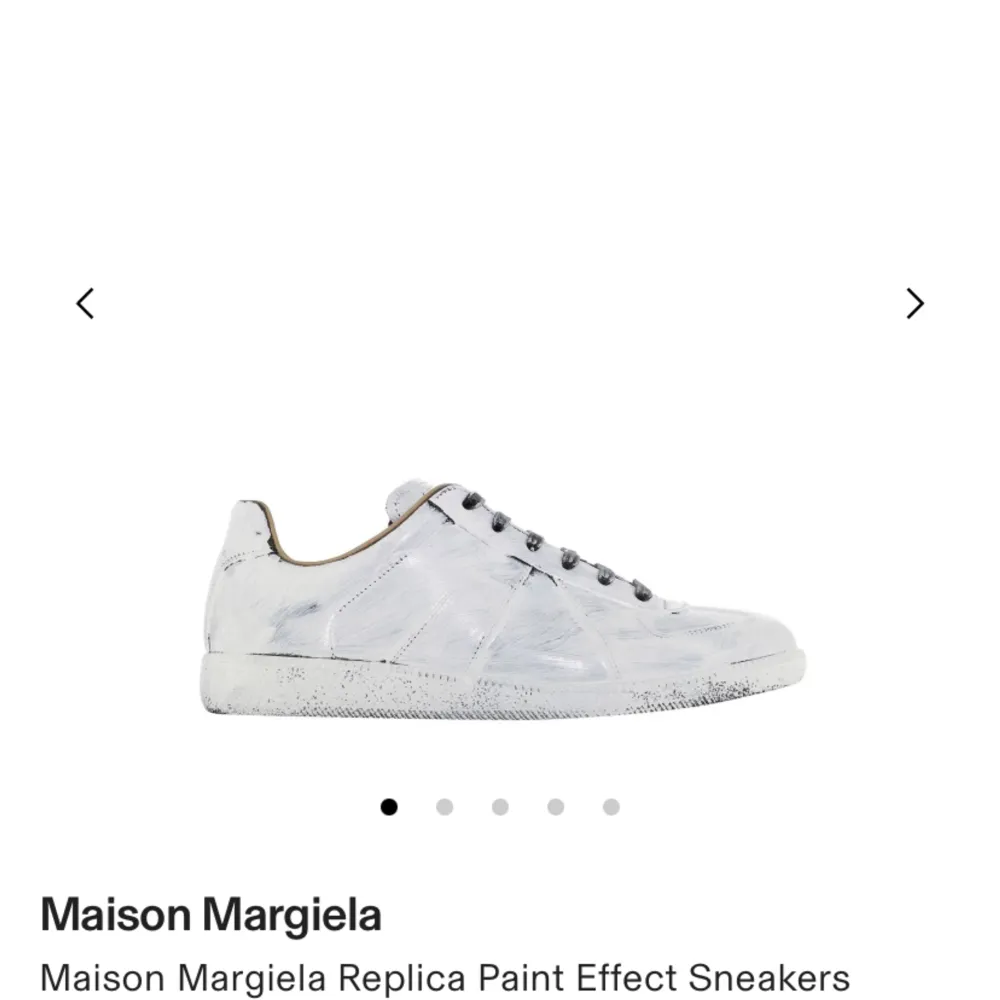 Säljer dessa riktigt feta Maison margiela skorna då de inte passade mig - skorna är splitternya, enbart testade inomhus - allt OG följer med - äkthetsbevis finns - hör av dig vid funderingar!. Skor.