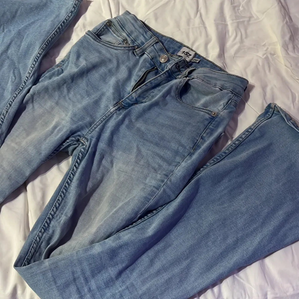 Bootcut jeans lite sömmar som gått upp nere vid foten då jag trampat på dem annars inga skavanker😌. Jeans & Byxor.