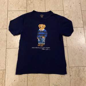 En Ralph Lauren T-shirt i storlek 160 men funkar med dig som har XS/S🔥 I använt skick men fortfarande fin. Hör av dig vid minsta fråga🔔