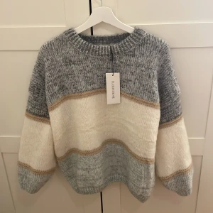 Oversized stickad tröja - Hej säljer nu en helt ny och oanvänd tröja från missäy, super gullig och cozy. 