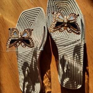 Såå fina sandaler med guldiga och glittriga fjärilar på✨️🦋 Strl 39 men är mer en 38. Säljer för att de var lite för små för mig som annars har 39. Aldrig använda.