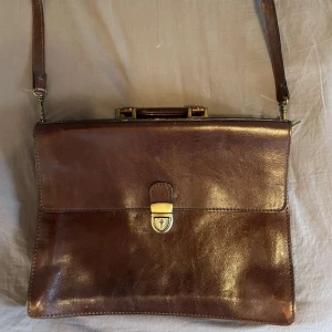 Vintage Old angler suitcase - Snygg Old Angler suitcase som ät helt oanvänd. Äkta skin och gjord i Italien. Hör gärna av dig för mer information!😁