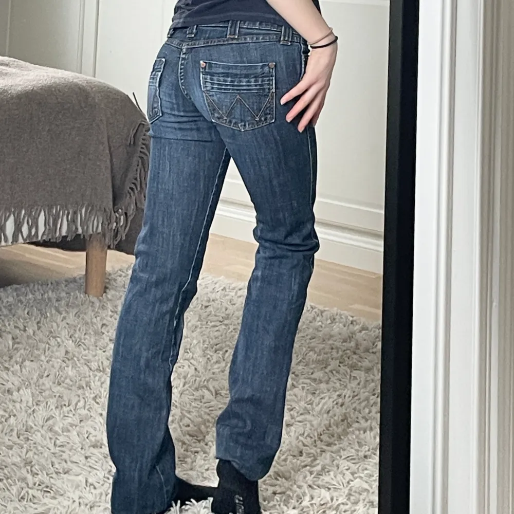 Från Wrangler, passar mig som har xxs/xs i jeans. 37cm i midjemått och 79cm i innerbenslängd. Hör av er för fler bilder eller frågor mm🫶. Jeans & Byxor.