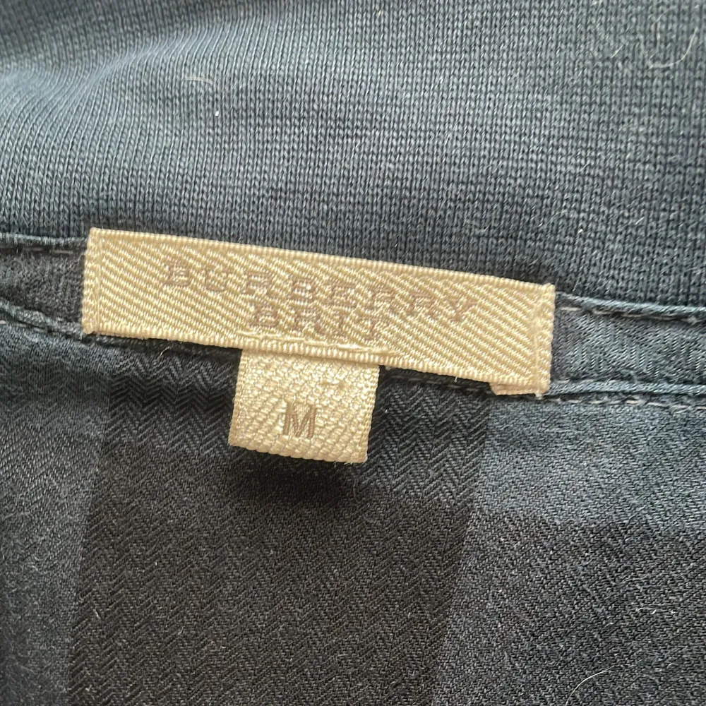 Äkta Burberry halfzip skick 9/10 inga fläckar eller hål köpt på sellpy, nypris runt 4000 skriv för fler bilder👌. Tröjor & Koftor.