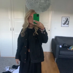 Svart jeansjacka - ✨INTRESSEKOLL✨Super fin jeansjacka från Monki som kommer va en stor favorit i sommar, storlek M💘