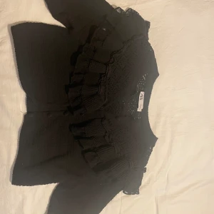 Bolero  - Jätte söt svart bolero från zara med volang och spets ❤️ så otroligt fin, säljer då den tyvärr inte kommer till användning. Tryck på ”köp nu” om du inte har några frågor eller inte vill ha fler bilder! ❤️❤️
