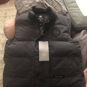 Hej, säljer en grå Canada goose väst med black label! Storlek XL men rekommenderar för L. priset går att diskuteras.  Fick den i april och har använt den 2 gånger. - Bra skick,