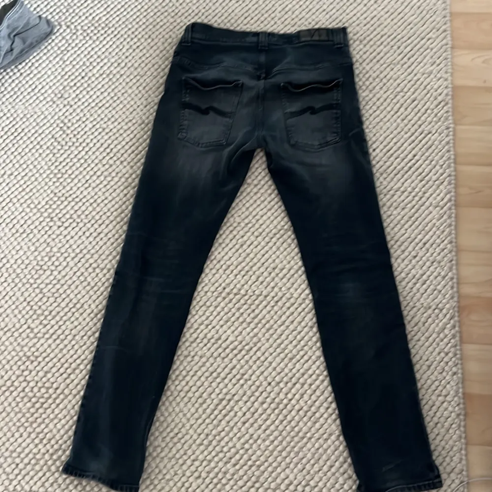 Nudie jeans straight/slim fit blåa använda ett par ggr nypris 1400 . Jeans & Byxor.