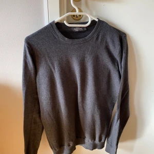 Crewneck från Dressmann. - Hej säljer en stickad grå tröja från Dressmann.  Strl S, nypris 600kr. Fraktar gärna, finns och hämta i Bollebygd annars!