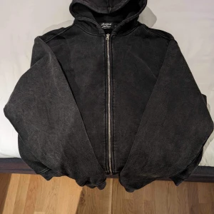 Brand of roses tröja - Tja säljar denna brand of roses zip tröja då den inte används längre. Skick 10/10 använd en gång. Har ni några frågor eller funderingar så är det bara att höra av dig . Priset kan diskuteras.