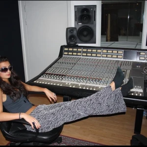 Zebra byxor från Nomi - Så snygga zebra byxor fårn Nomi! De är bara använda en gång och är i så bra skick! Bara att fårga om ni undrar något❤️De passar storlek S/M!