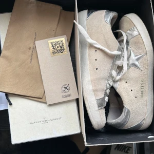Golden goose skor - Säljer nu mina tvärfeta Golden Goose Sneakers som precis precis blivit rengjorda. Dom är i dunder cond och har inga större skador. Allt OG ingår och om ni har frågar är det bara skriva 🙌🫶