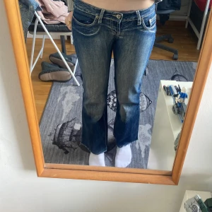 Lågmidjade jeans med detaljer  - Säljer dessa as snygg lågmidjade jeans. Säljer då de tyvärr är för korta .  Pris kan alltid diskuteras och bara att komma privat för fler bilder. Tryck ej på köp nu innan du kontaktar. 