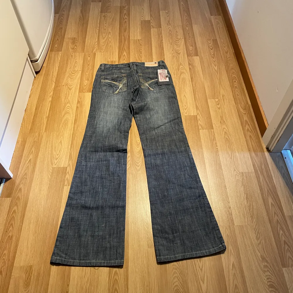 (20) Lågmidjade bootcut jeans helt nya med lappar kvar och specialfickor. Midjemått rakt över: 36cm, innerbenslängd: 84cm stretchiga🩵. Jeans & Byxor.