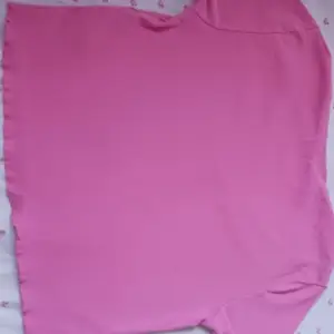 De är en mag tröja rosa ganska fin passat ett L