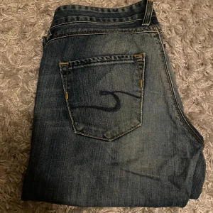 Lågmidjade bootcut jeans - Så snygga lågmidjade jeans från Cross. Modellen är bootcut. Står att storlek är W26 L32 men upplever dem som betydligt kortare. Skulle passa någon som är 160-167 lång.