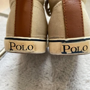 Ralph lauren skor - Ralph lauren sneakers i använt skick. Storlek 34. Hör av dig innan du trycker ”köp nu”!🤍