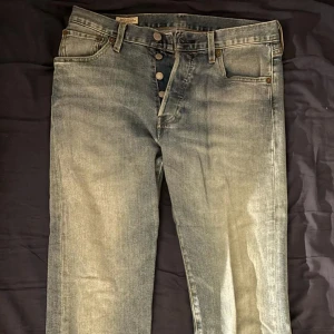 Levis 501 Jeans - jeans av märket Levis.  De sitter väldigt bra men de är för små för mig.  De är av mycket bra kvalitet och har använts väldigt lite.  De är praktiskt taget nya. W29/L32