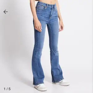 Säljer dessa jeans i modellen ”Snake Flare” ifrån Lager 157. Jeansen är oanvända och därför i väldigt bra skick. Nypris 300kr.  Pris kan diskuteras💕