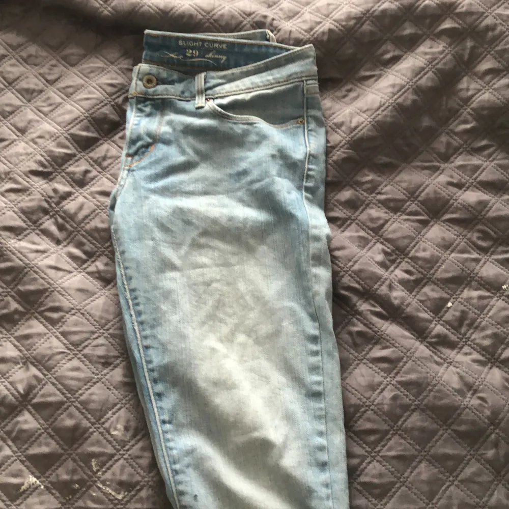 Slim fit, passar för 180-184 (längd) bra skick, gammal model, använt 2/3 gånger, slight curve 29 skinny.. Jeans & Byxor.
