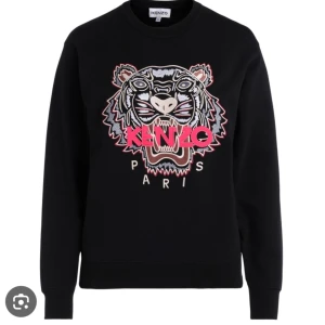 Äkta Kenzo tröja dam - Säljer denna riktigt fina Kenzo tröja. Är i storlek S men väldigt liten i storlek så passar Xs också. Nypris= 1365kr Pris kan diskuteras 🩷 Riktigt fint skick och inte alls mycket använd!